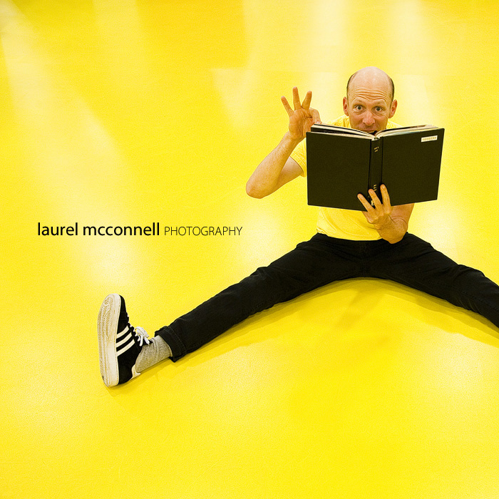 Caspar Babypants (Chris Ballew of PUSA) reading a children's book at the Seattle Library